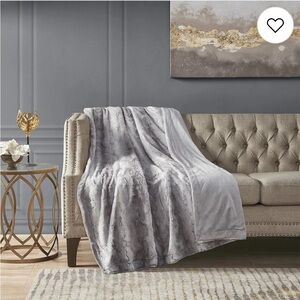 NEW IN BAG: MADISON PARK FAUX FUR OVERSIZED THROW